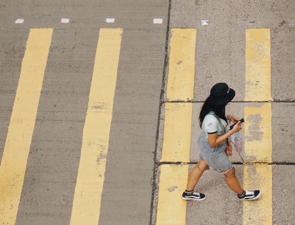 dziewczyna na żółtym przejściu dla pieszych karty prepaid kup kartę prepaid online prepaid mastercard online