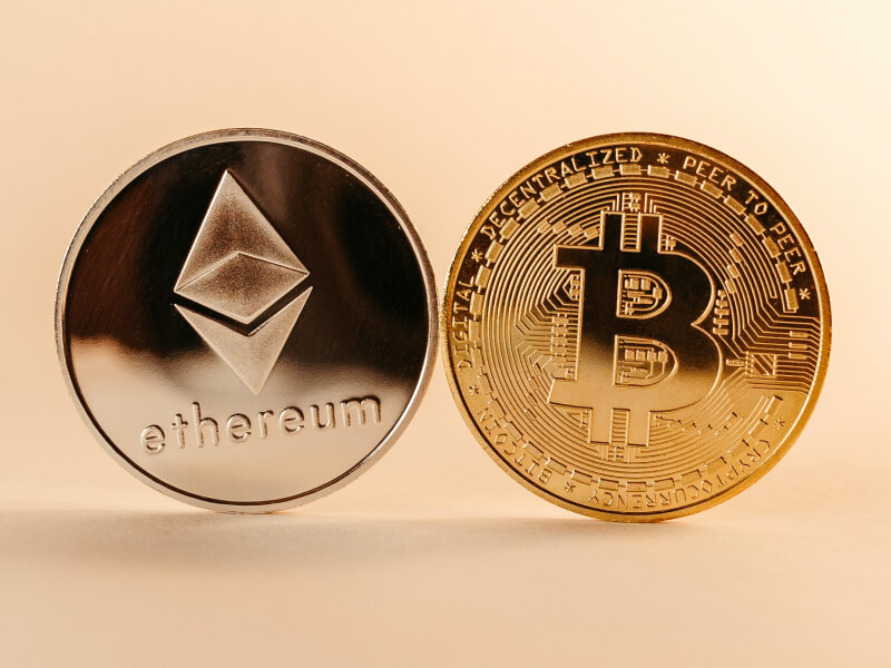 Image of the Ethereum and Bitcoin currencies on a beige background