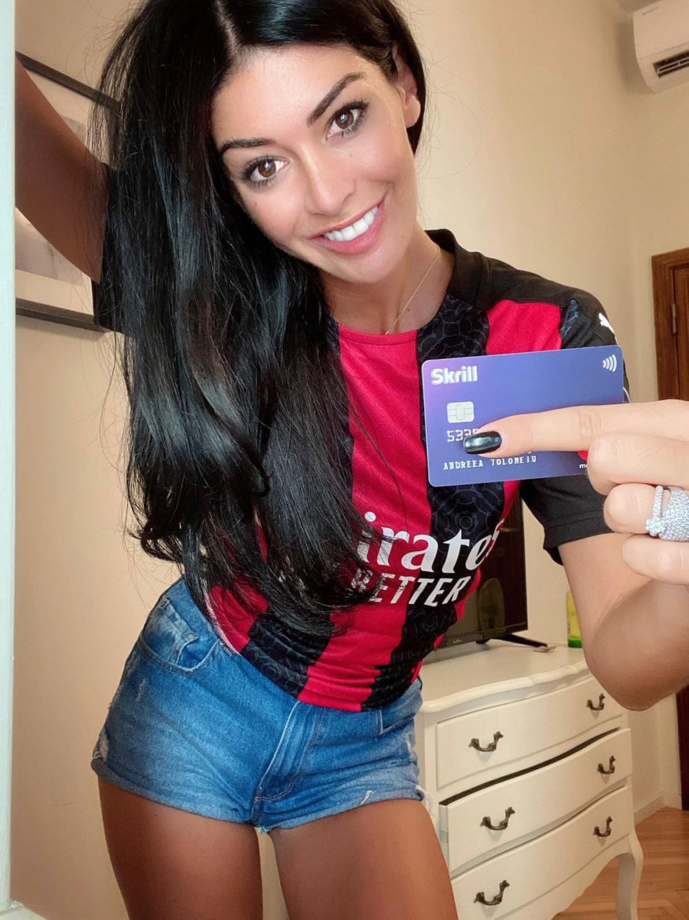 Andreea Tolomeiu models the new kit with her Skrill Card in hand.