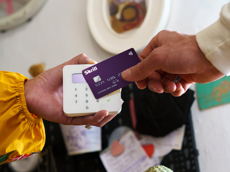 person paying with the Skrill Mastercard