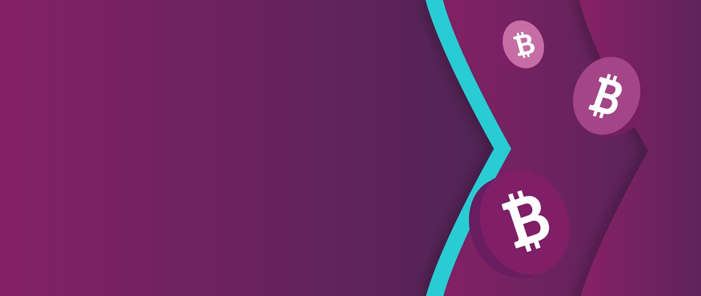 Логотип Bitcoin на фишках на фиолетовых и бирюзовых стрелках Skrill