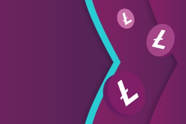 Logo Litecoinu na žetonech plovoucích na fialových a zelenomodrých šipkách značky Skrill