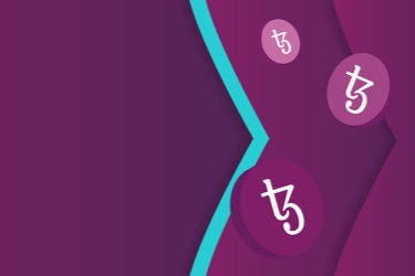 Логотип Tezos на фишках на фиолетовых и бирюзовых стрелках Skrill