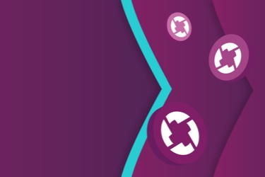 Логотип 0x на фишках на фиолетовых и бирюзовых стрелках Skrill