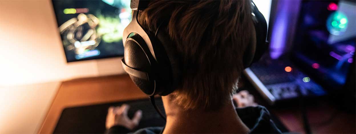 gamer in front of computer; Skrill payment gateway